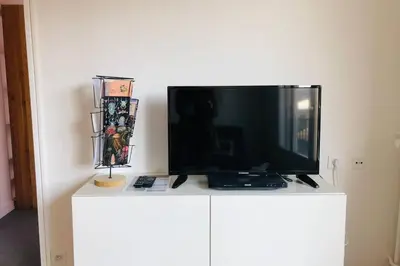 Télévision ou salle de divertissement dans l'établissement Centre ville avec garage - 4 personnes - Golbery
