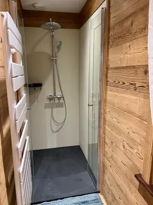 Salle de bains dans l'établissement Gîte 5* piscine intérieure, sauna, à 20 mins des pistes de ski, à 300 m d’un Lac