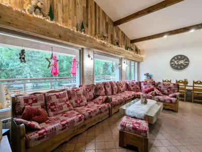 Coin salon dans l'établissement LE VERTBRUCHE - Gîte avec superbe vue pour 15 pers