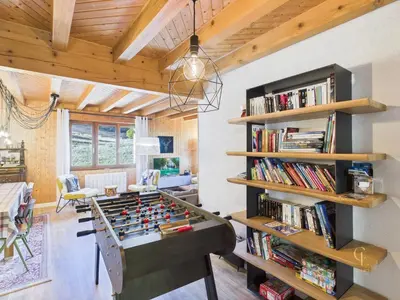 Bibliothèque dans la maison de vacances