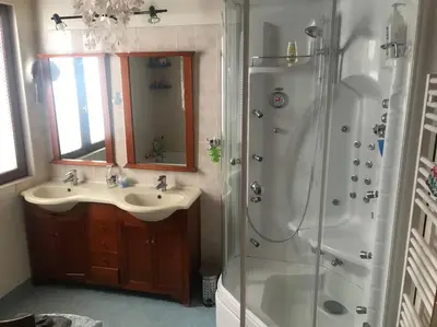 Salle de bains dans l'établissement Chalet Rouge Gazon Site Naturel Classé