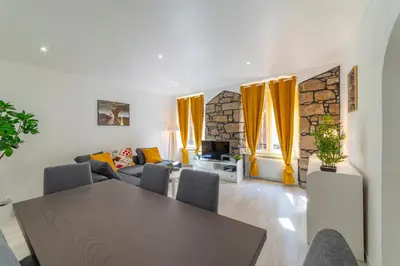 Coin salon dans l'établissement ❂ LES ROCHES ❂ CHIC ❂ CENTRE ❂ 6 PERS. ❂ RDC ❂ RBNB ❂