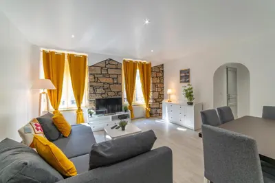 Coin salon dans l'établissement ❂ LES ROCHES ❂ CHIC ❂ CENTRE ❂ 6 PERS. ❂ RDC ❂ RBNB ❂