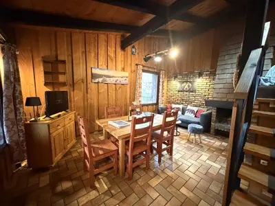 Télévision ou salle de divertissement dans l'établissement LA POMME DE PIN 2 Appartement avec terrasse