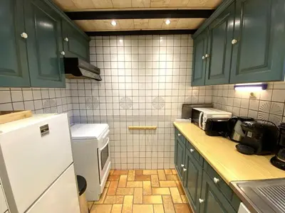 Cuisine ou kitchenette dans l'établissement LA POMME DE PIN 2 Appartement avec terrasse