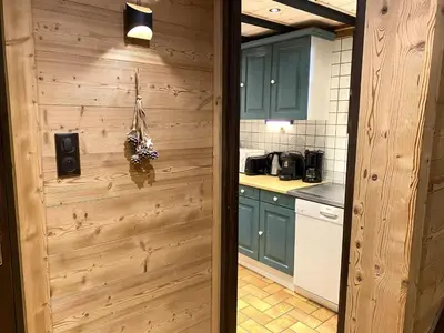 Cuisine ou kitchenette dans l'établissement LA POMME DE PIN 2 Appartement avec terrasse