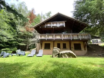 Jardin de l'établissement LE SKIEUR Chalet en bois