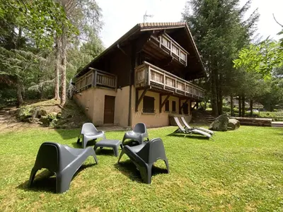 Jardin de l'établissement LE SKIEUR Chalet en bois