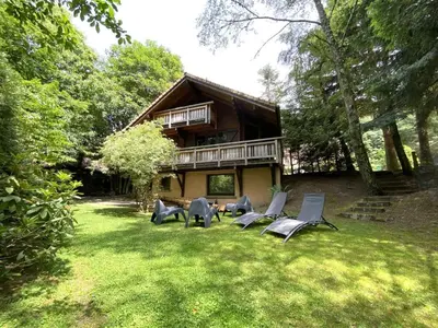 Jardin de l'établissement LE RENARD Chalet en bois