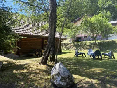 Jardin de l'établissement L'OURS NOIR Chalet en rondins