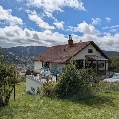 Gîte fonctionnel avec terrasse et vue