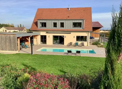 Piscine de l'établissement Superbe Maison Jacuzzi+Piscine au cœur des vignes ou située à proximité