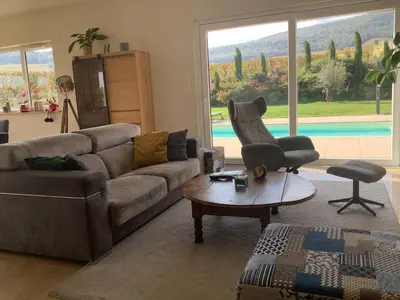 Coin salon dans l'établissement Superbe Maison Jacuzzi+Piscine au cœur des vignes
