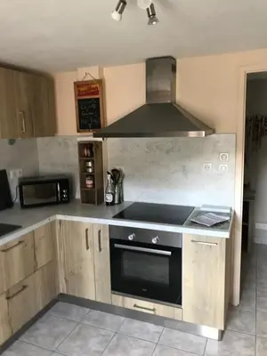Cuisine ou kitchenette dans l'établissement Côté Rive, au bord de la rivière La Moselotte et terrasse