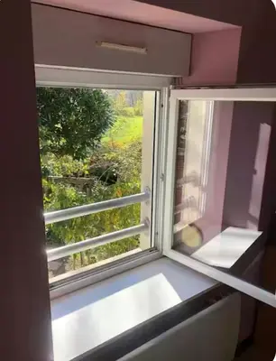 Balcon ou terrasse dans l'établissement Côté Rive, au bord de la rivière La Moselotte et terrasse