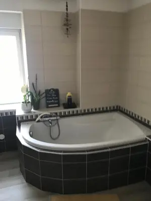 Plan de l'établissement Côté Rive, au bord de la rivière La Moselotte et terrasse
