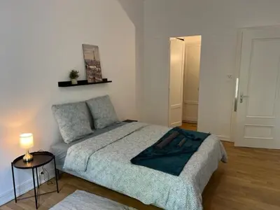 Un ou plusieurs lits dans un hébergement de l'établissement Chambres privées -Private room- dans un spacieux appartement - 100m2 centre proche gare