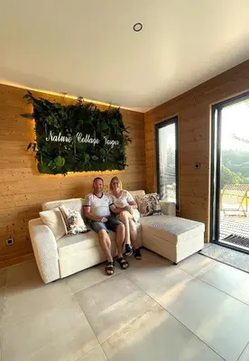 Coin salon dans l'établissement Domaine Nature Cottage Vosges Spa