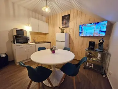 Cuisine ou kitchenette dans l'établissement Gite Eglantine 2 à 6 personnes avec SPA et salle de jeux dans la résidence