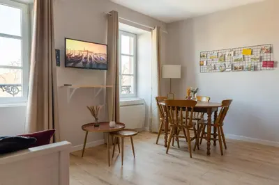 Télévision ou salle de divertissement dans l'établissement Travel Homes - The Parc, next to Champ de Mars