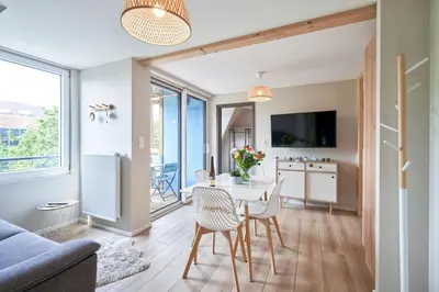 Télévision ou salle de divertissement dans l'établissement Le SCANDINAVE Centre Ville/2 chambres + Terrasse
