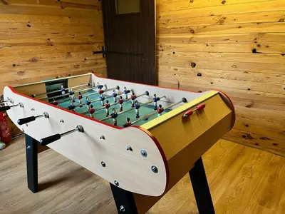 Salle de jeux dans l'établissement Ferme des Brimbelles 15p - billard, baby-foot & PS3