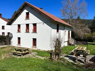 Jardin de l'établissement Ferme des Brimbelles 15p - billard, baby-foot & PS3