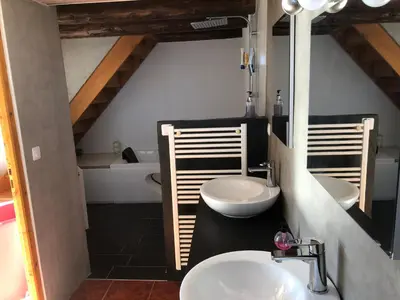 Salle de bains dans l'établissement La maison bleue