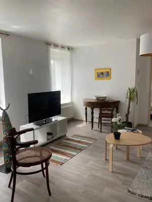 Télévision ou salle de divertissement dans l'établissement SAMBA appartement de charme 5 pers, arrière cour, patio