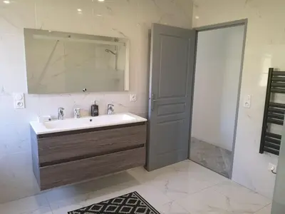 Salle de bains dans l'établissement Villa, Gérardmer, Sauna, Spa Jacuzzi, Baby foot, Terrasse, 8 personnes, 4 chambres, 2 salles de bain