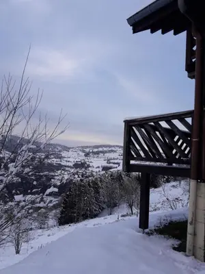 L'établissement chalet La Vallée en hiver