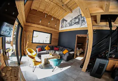 Coin salon dans l'établissement Le Chalet Margaux La Bresse