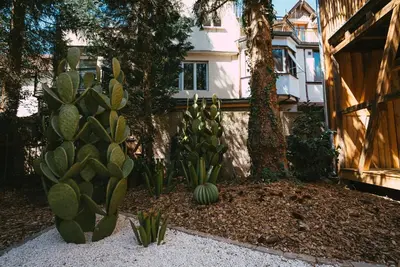 Jardin de l'établissement Domaine Bohème I art de vivre