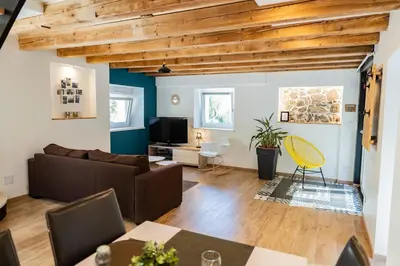 Coin salon dans l'établissement Gîte de charme refait à neuf, à Rimbach en Alsace.