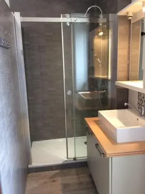 Salle de bains dans l'établissement Les papillons