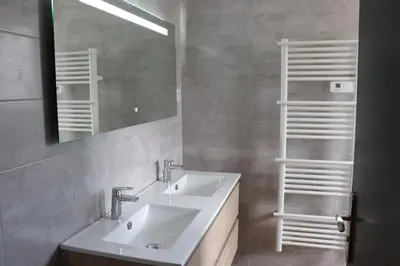 Salle de bains dans l'établissement Gîte les Pervenches avec Sauna