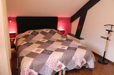 Un ou plusieurs lits dans un hébergement de l'établissement Gîte les Pervenches avec Sauna
