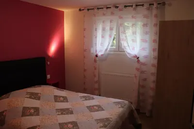Un ou plusieurs lits dans un hébergement de l'établissement Gîte les Eglantines Rez-de-Jardin
