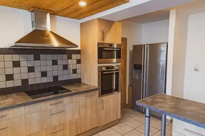 Cuisine ou kitchenette dans l'établissement La Charbonnière, grand gîte haut-de-gamme avec jacuzzi et sauna
