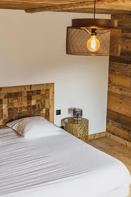 Un ou plusieurs lits dans un hébergement de l'établissement La Charbonnière, grand gîte haut-de-gamme avec jacuzzi et sauna