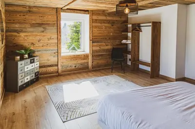 Un ou plusieurs lits dans un hébergement de l'établissement La Charbonnière, grand gîte haut-de-gamme avec jacuzzi et sauna