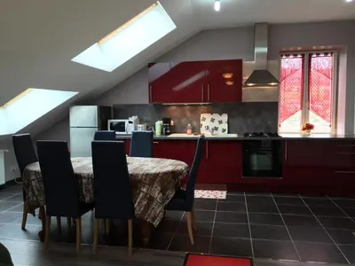 Cuisine ou kitchenette dans l'établissement Rochire Location 1