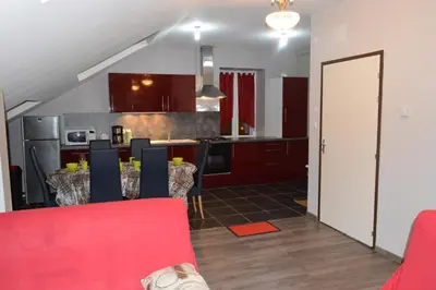 Cuisine ou kitchenette dans l'établissement Rochire Location 1