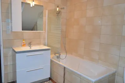 Salle de bains dans l'établissement Rochire Location 1