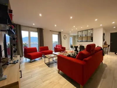 Télévision ou salle de divertissement dans l'établissement L'Escampette, superbe appartement avec terrasse