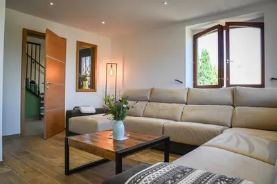 Coin salon dans l'établissement Grande maison de vacances L'Orée des Vignes