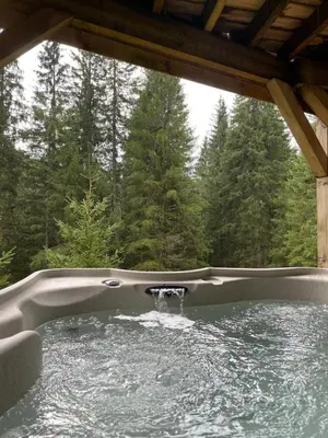 Piscine de l'établissement Le Refuge de Belbriette, chalet au coeur de la nature avec spa ou située à proximité
