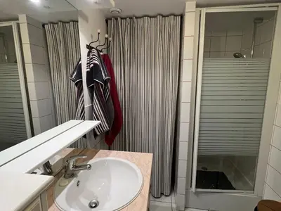 Salle de bains dans l'établissement Appartement cosy à La Bresse avec terrasse, proche des pistes et équipements tout inclus - FR-1-589-407