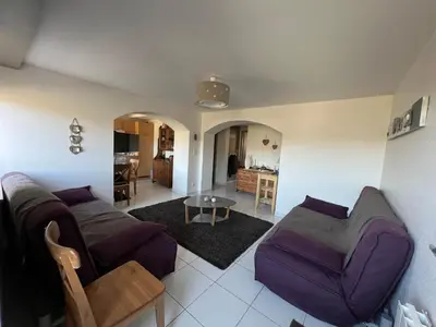 Coin salon dans l'établissement Appartement cosy à La Bresse avec terrasse, proche des pistes et équipements tout inclus - FR-1-589-407
