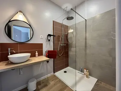 Salle de bains dans l'établissement Gîte 49m2, 2 Chambres, Pro - Famille